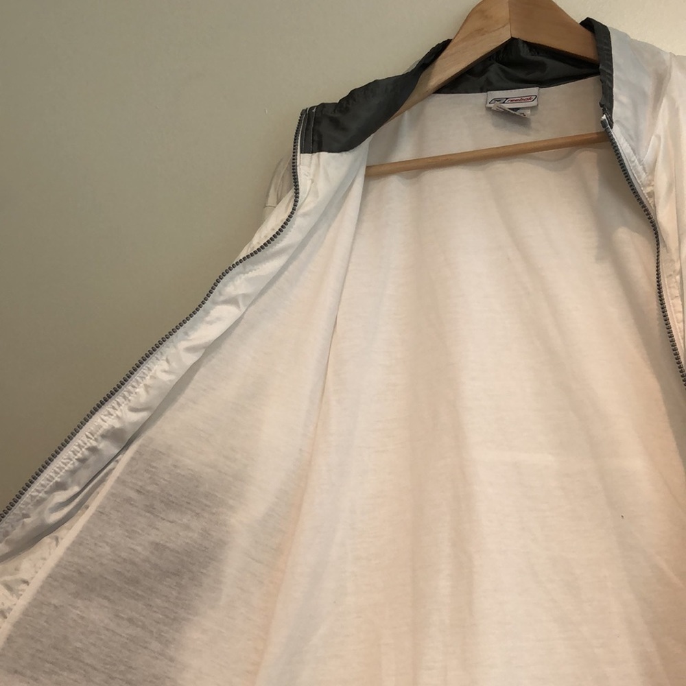 VINTAGE 90’s Reebok Full Body Zip Windbreaker in White With Gray Accents, Size L - Picture 5 of 6